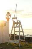 silla elevada en el puesto de socorrista en la playa de Baiona, Galicia al atardecer