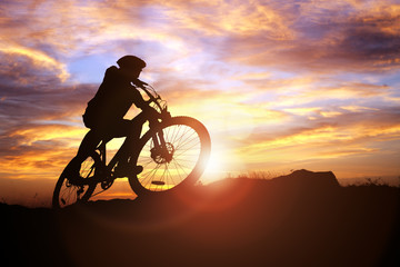 Wandcirkels Fietsen Mountainbiker silhouet bij zonsondergang  © Brian Jackson