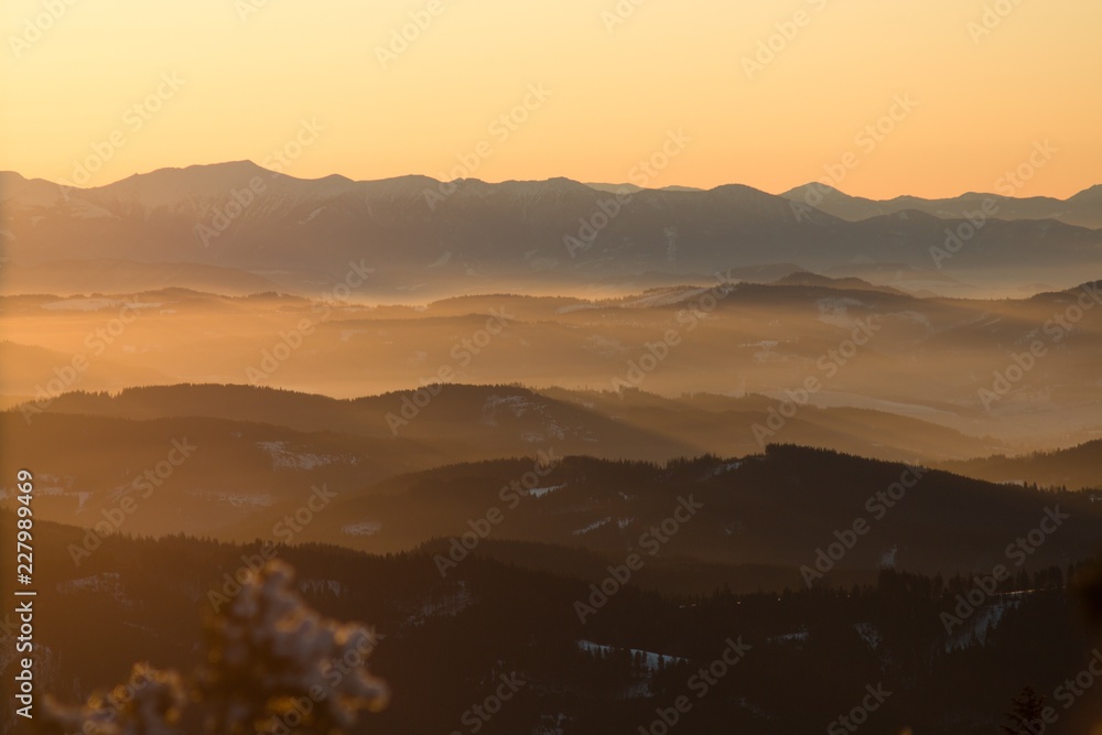 Obraz premium Sunrise above mountains