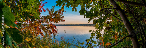 Goldener Herbst, Bunte Blätter vor blauem See, Panorama