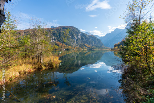 Almsee bei Sonnenuntergang mit bunten Laubbäumen und Herbstblättern, an einem wunderschönen Herbsttag