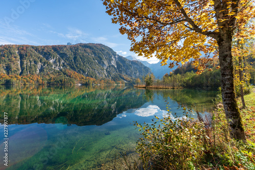 Almsee bei Sonnenuntergang mit bunten Laubbäumen und Herbstblättern, an einem wunderschönen Herbsttag