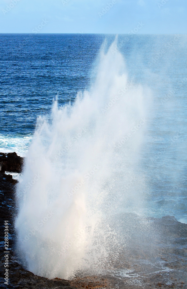 Obraz premium Erupting Blow Hole at Spouting Horn Beach Park