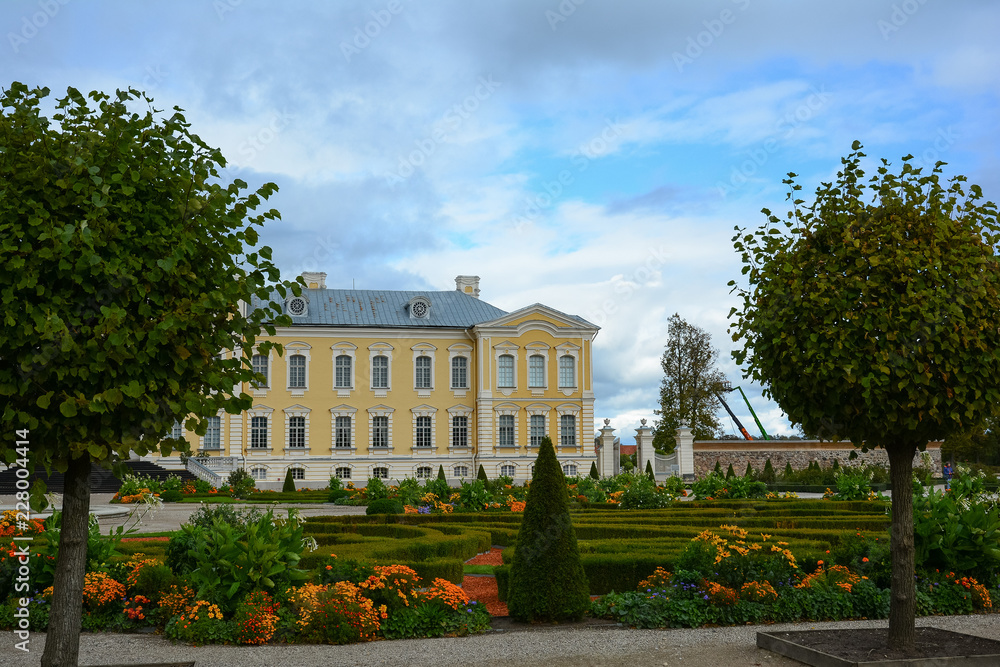 Obraz premium Baroque castle with ornamental gardens. Rundale Palace in Latvia.