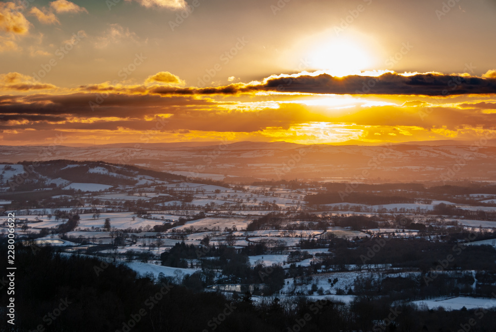 Obraz premium Golden Sunset Light in the Wintry Cotswolds