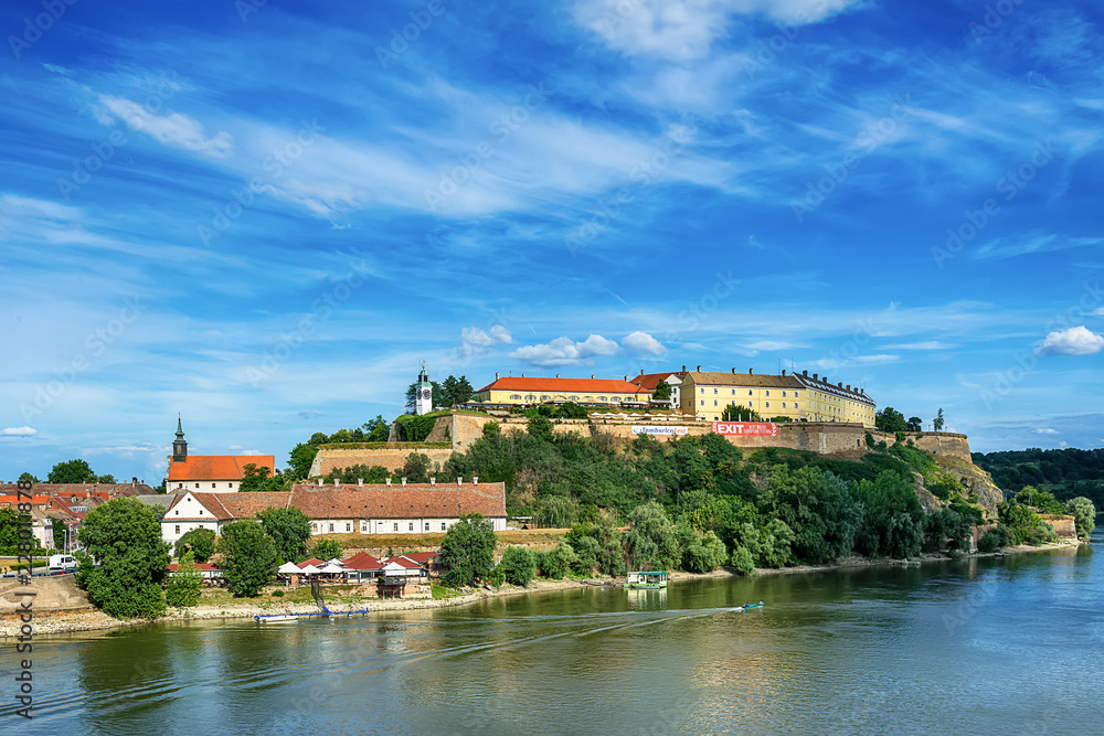 Fototapeta premium Novi Sad, Serbia - 25 czerwca 2018: twierdza Petrovaradin w Nowym Sadzie.