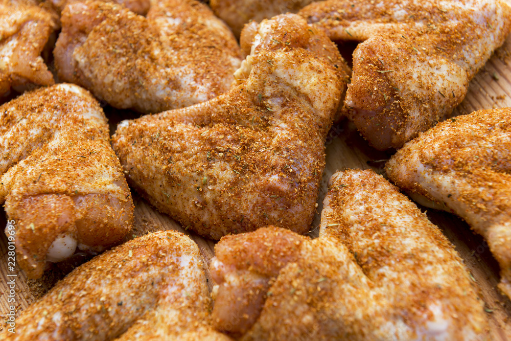 Flavor the chicken wings with spices and aromas Flavor the chicken wings with spices and aromas