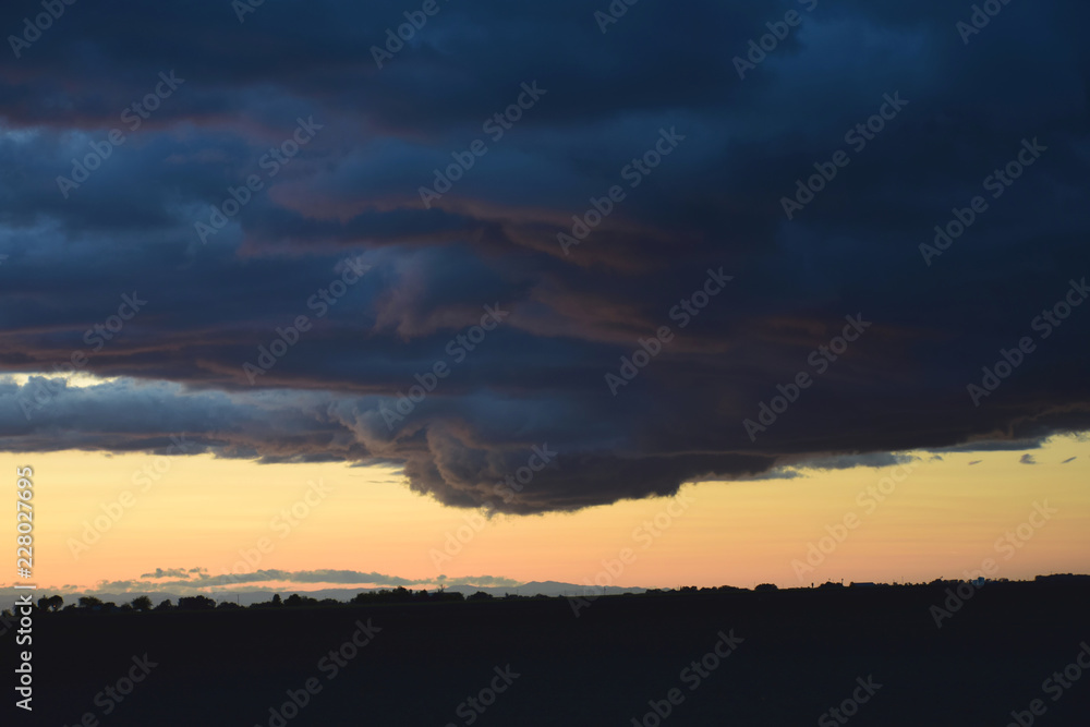 Fototapeta premium Dark cloud formation at dusk