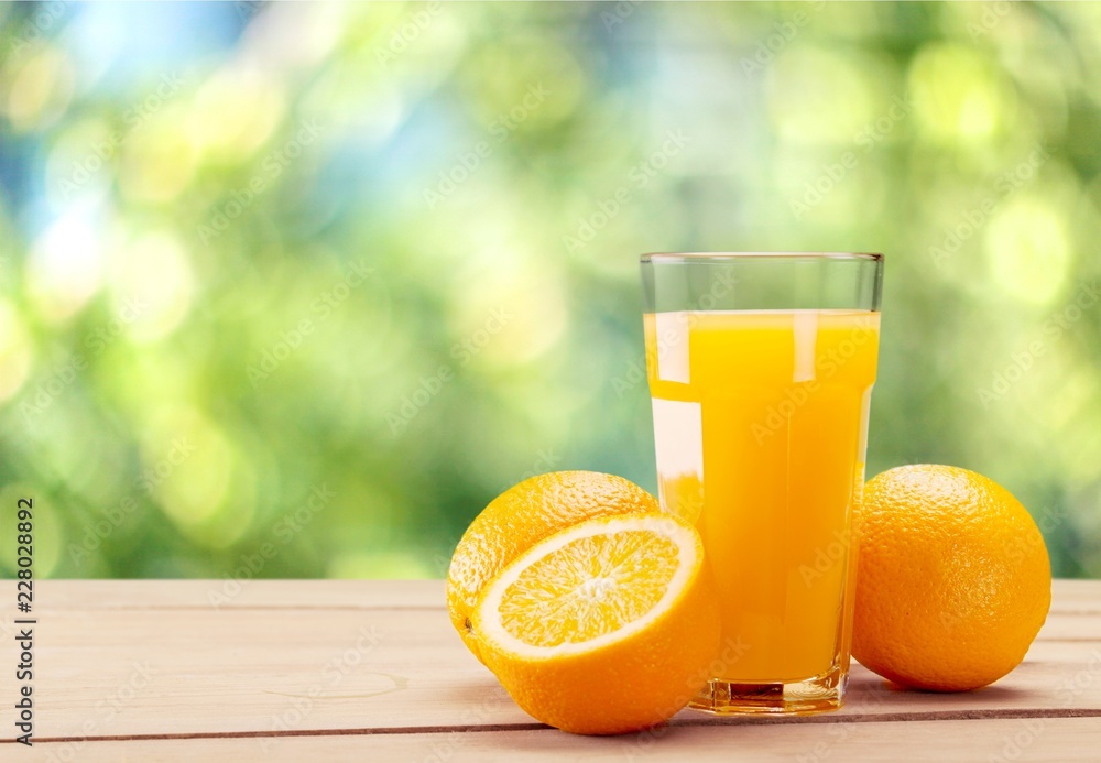 Obraz premium Orange juice and slices of orange