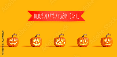 Φωτογραφία There is always a reason to smile with orange pumpkin lanterns with a red banner