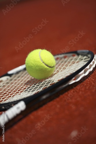 Tennis racket and tennis ball © BillionPhotos.com
