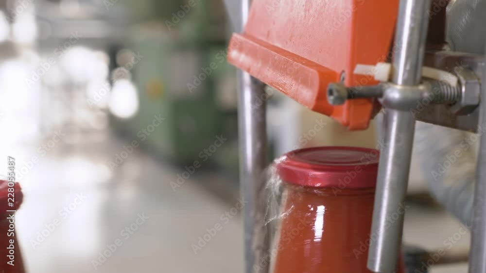 machinery cleaning tomato sauce bottle caps- Tomato sauce factory machinery cleaning tomato sauce bottle caps- Tomato sauce factory