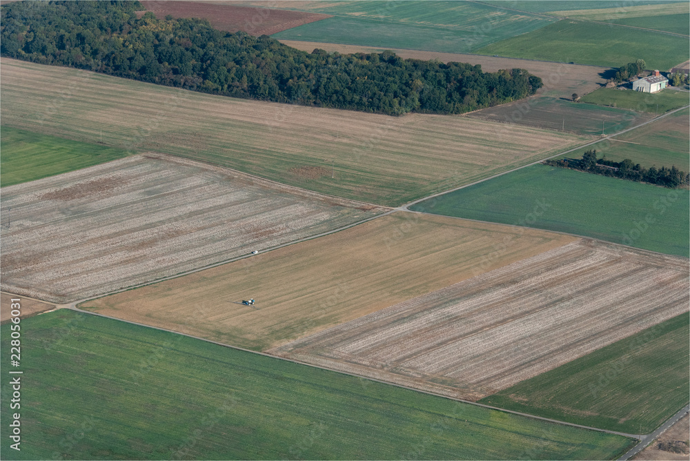 vue aérienne de champs et de tracteur à Arronville dans le Val d'Oise en France