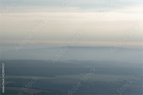vue aérienne d'un paysage dans la brume dans le Val d'Oise en France