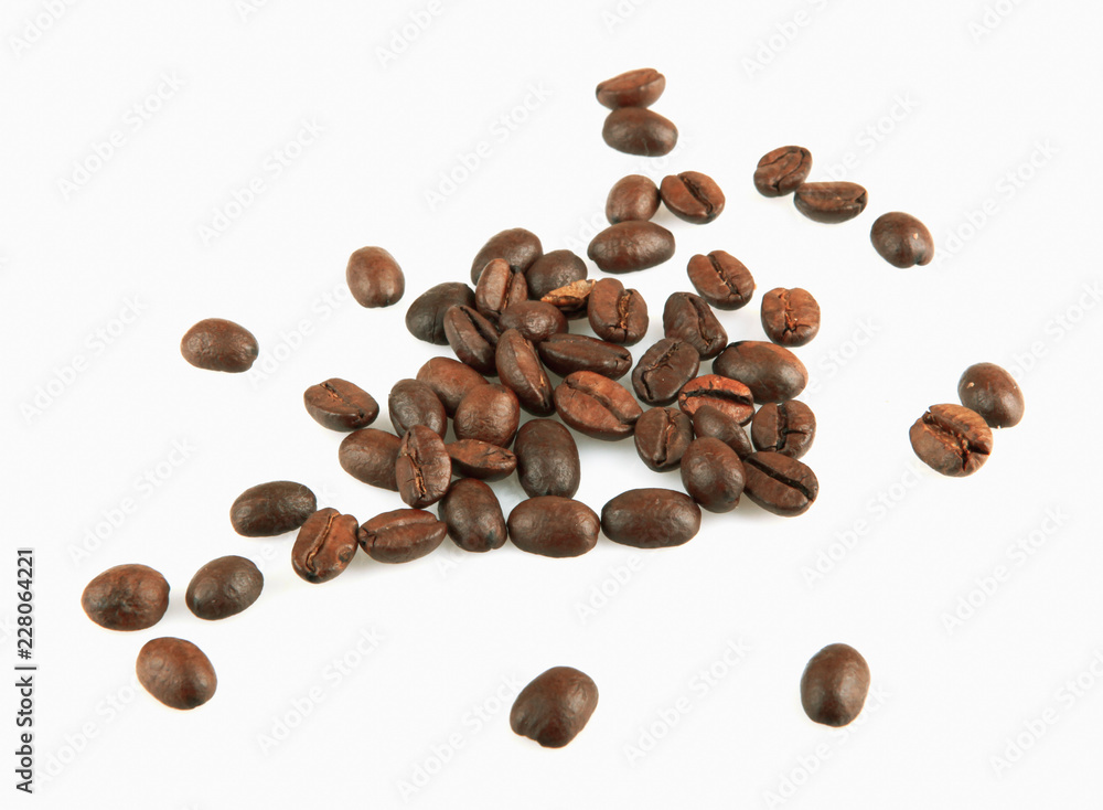 Obraz premium Coffee beans isolated on white background