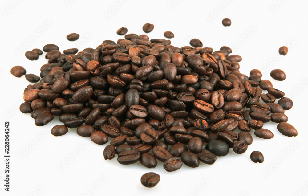 Obraz premium Coffee beans isolated on white background