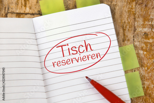 Eintrag im Notizbuch: Tisch reservieren photo