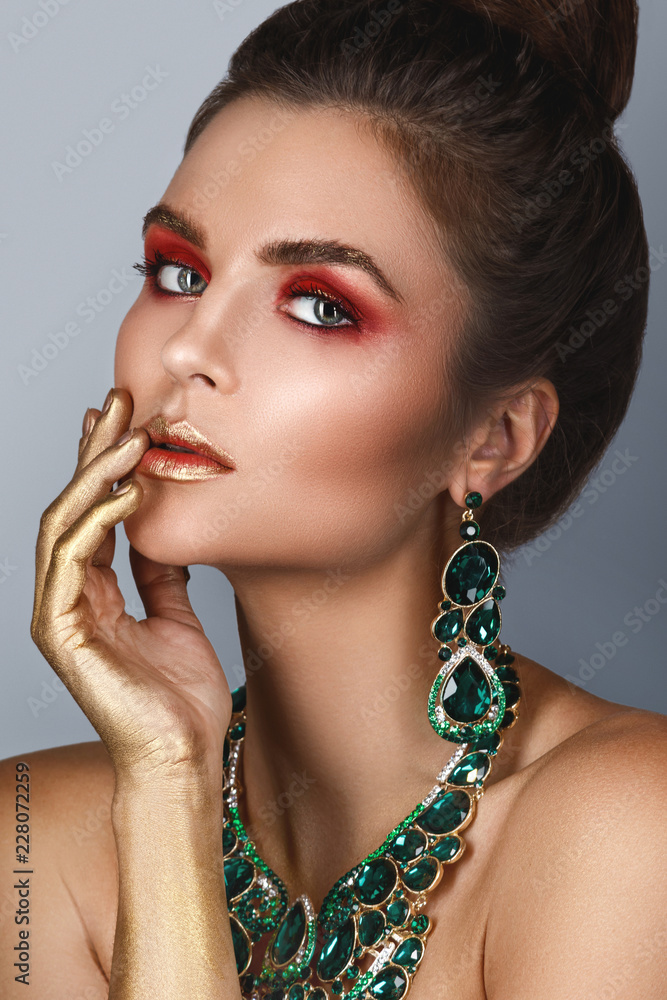 Obraz premium Sexy woman wearing big beautiful necklace with a lot of gems