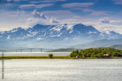 Landschaft mit der Gisundbrua oder Gisundbrücke bei Finnsnes, in der Provinz Troms, in Norwegen