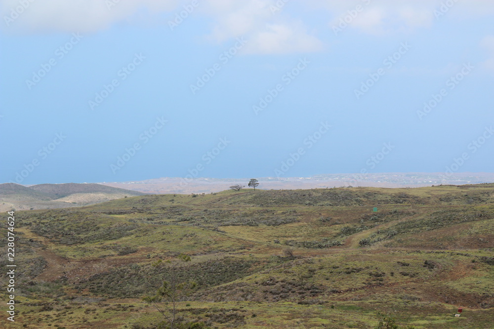 Hwaii landscape : ocean coeat and blue sky, mountains and clouds