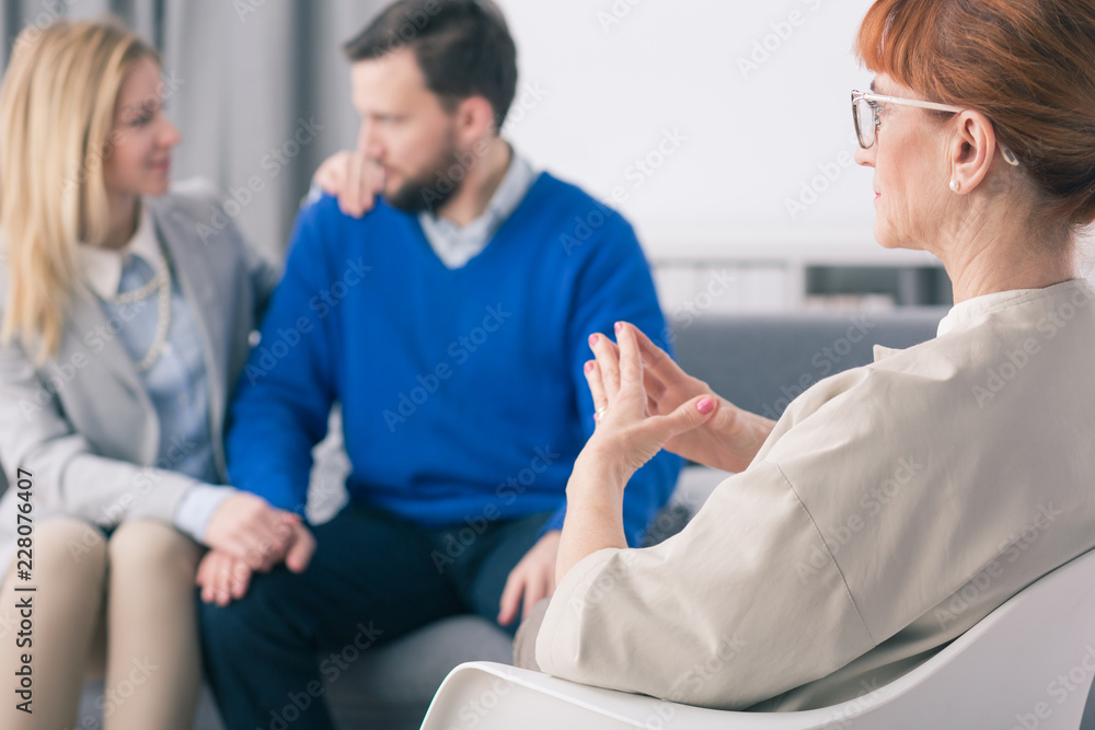 Obraz premium Psychologist looking at happy married couple