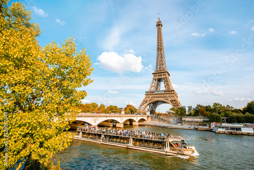 Widok na wieżę Eiffla nad Sekwaną jesienią w Paryżu
