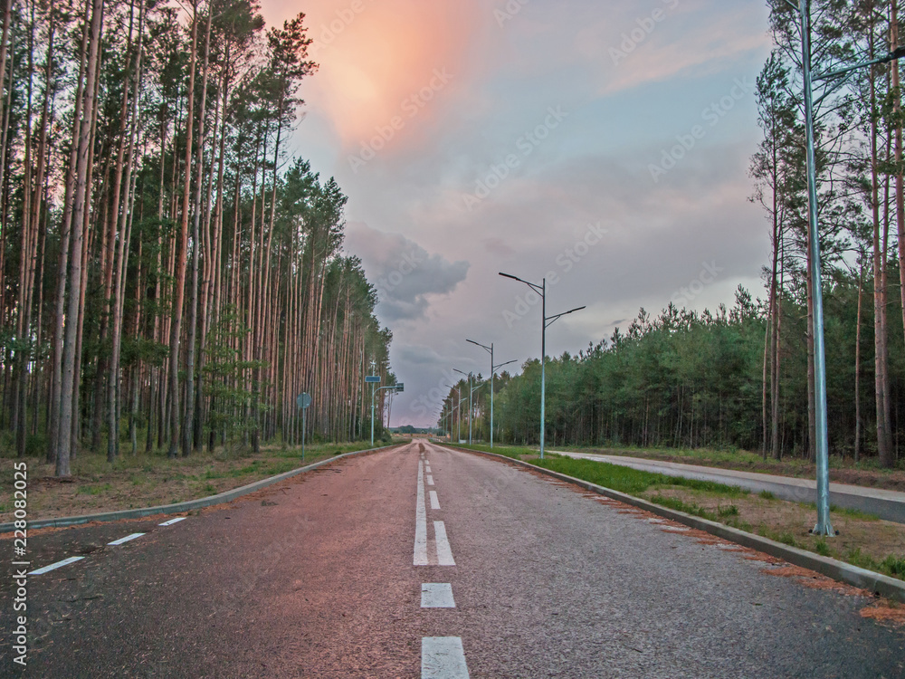 Obraz premium Ciemne chmury na wieczornym niebie.