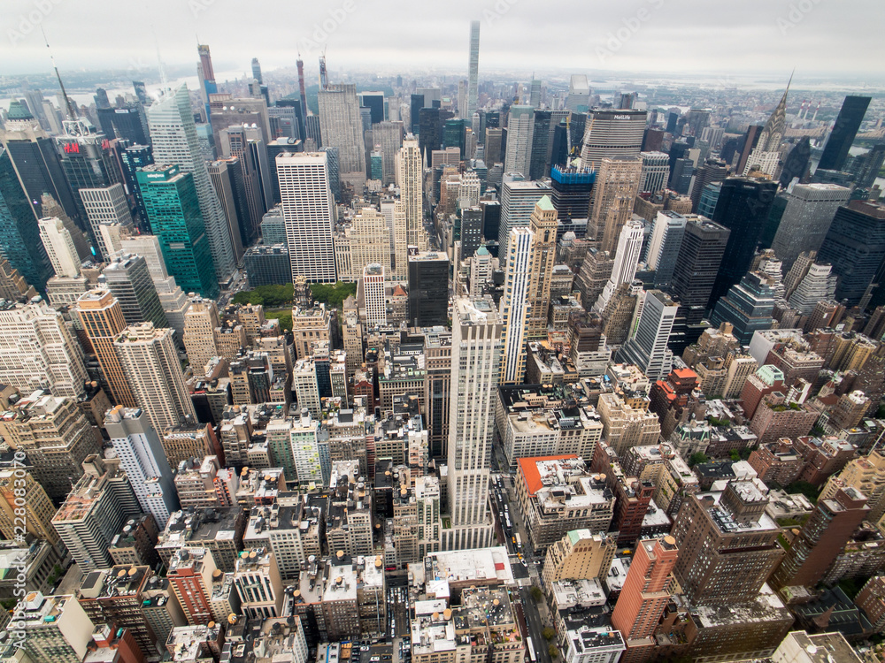 Fototapeta premium Aerial view of Manhattan skyscraper from Empire state building observation deck