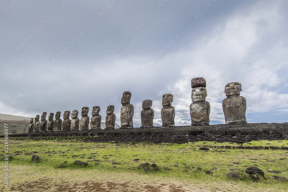 Primo piano dell'Ahu Tongariki con i 15 moai