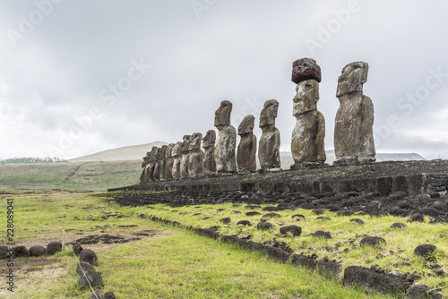 Veduta prospettica dei 15 moai di Tongariki