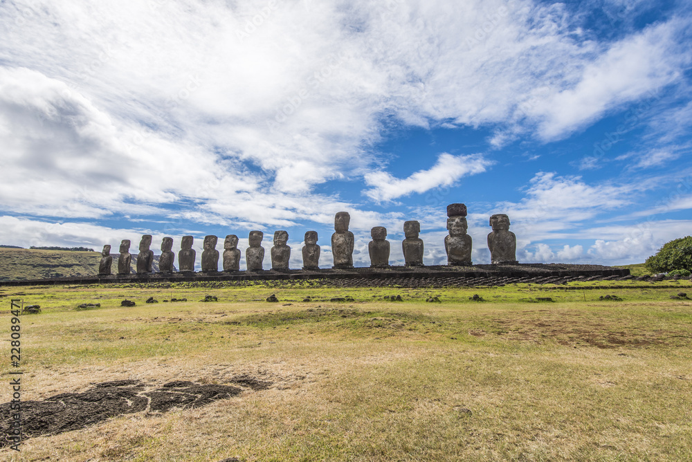Panoramica frontale dei 15 moai di Tongariki