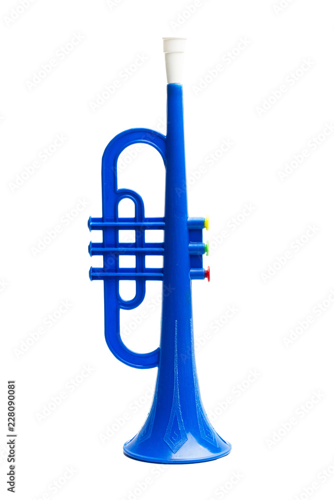 Trompeta de plástico azul para niños sobre fondo blanco aislado