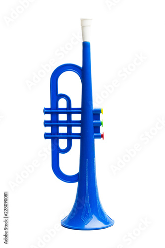 Trompeta de plástico azul para niños sobre fondo blanco aislado. Vista de  frente Stock Photo