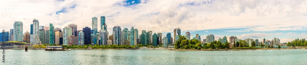 Obraz premium Panoramic view at the Vancouver Downtown from Stanley Park - Canada