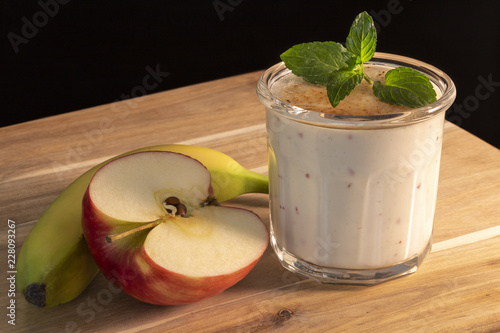 Desssert / Smoothie mit Banane, Apfel, Zimt und Minze