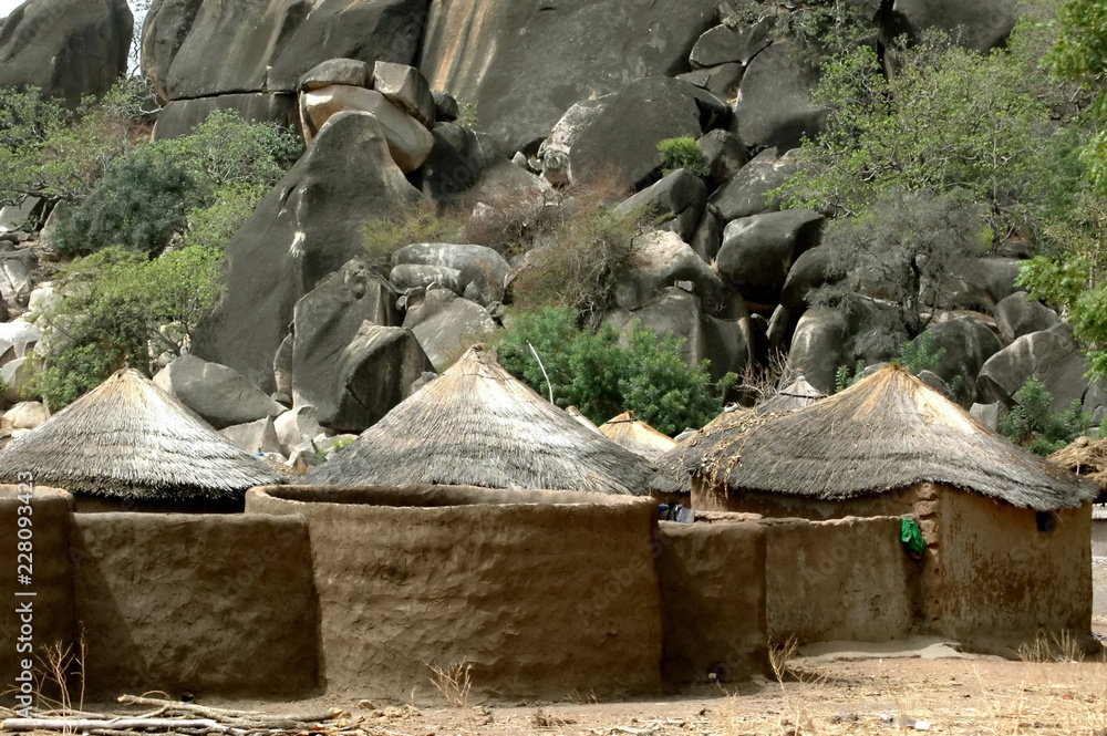 Village traditionnel, maison en terre et toit de paille ou d'herbes,  Burkina Faso, Afrique Photos | Adobe Stock