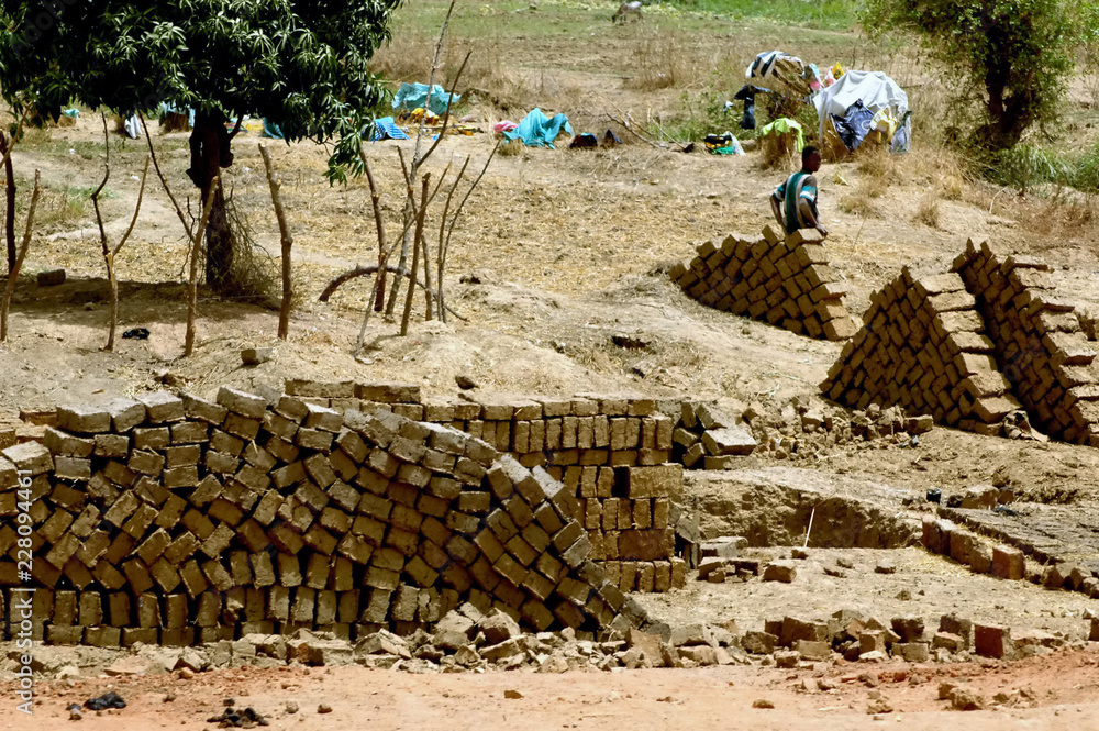 Fabrication et séchage de brique en terre, Burkina Faso, Afrique Stock ...