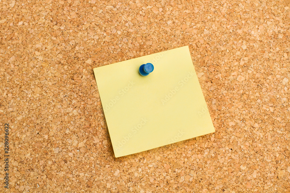 Rebaño Rechazado Robar a Papel adhesivo post it amarillo sobre pizarra de corcho. Vista de frente.  Copy space Stock Photo | Adobe Stock