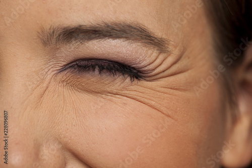 Konstfotografi wink female eye with wrinkles around
