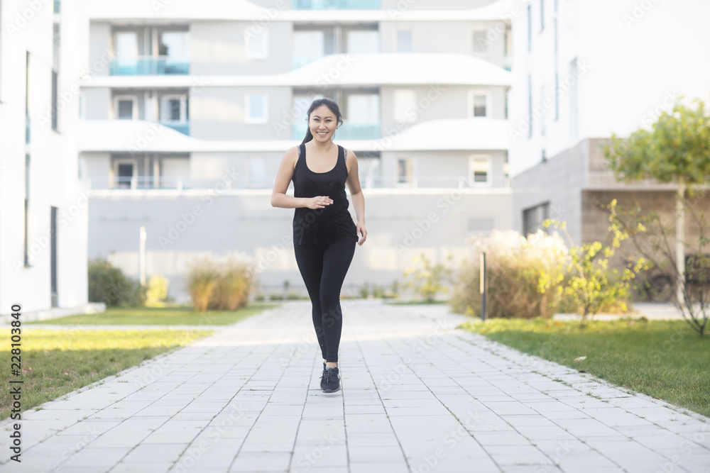 Junge Frau joggt Junge Frau joggt