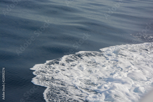 Valokuva espuma de mar sobre la profundidad en calma, espacio libre