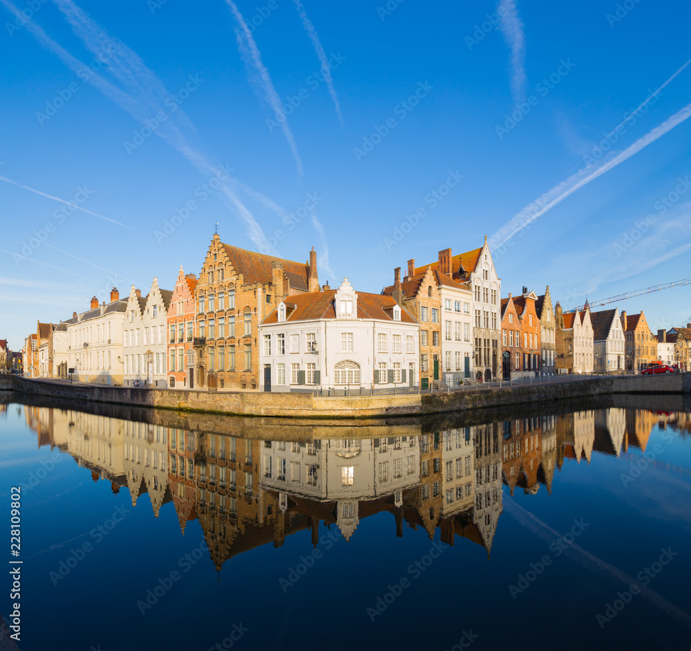 Fototapeta premium Tradycyjna średniowieczna architektura na starym mieście w Brugii (Brugge), Belgia