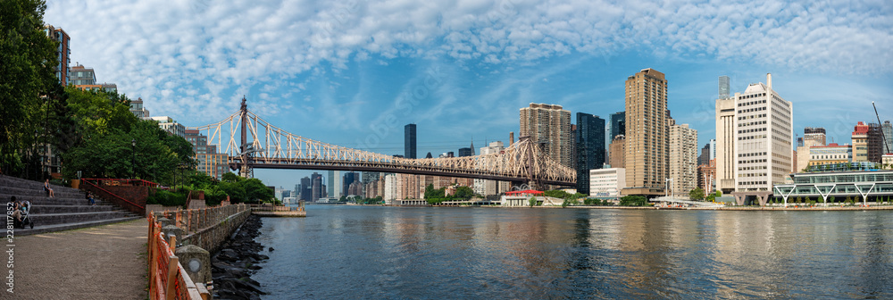 Obraz premium Queensboro Bridge and Manhattan city, New York