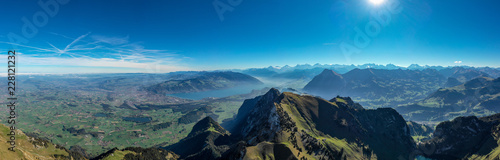 Panorama auf die Schweizer Seen und Interlaken, in den Alpen