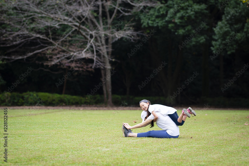 体操をする母と娘 体操をする母と娘