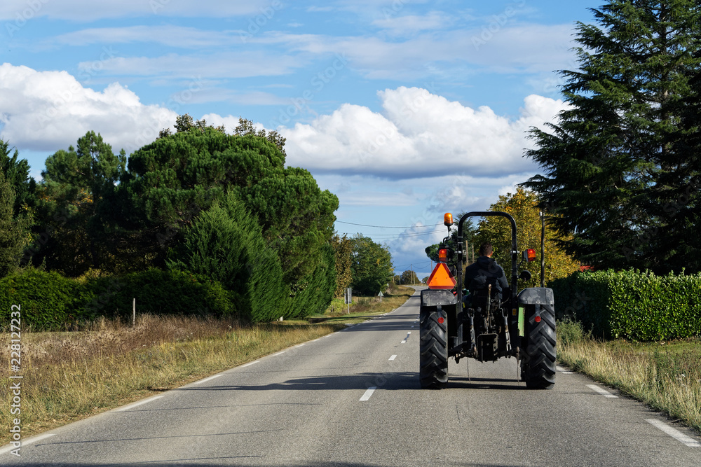 Tracteur sur route de campagne Tracteur sur route de campagne