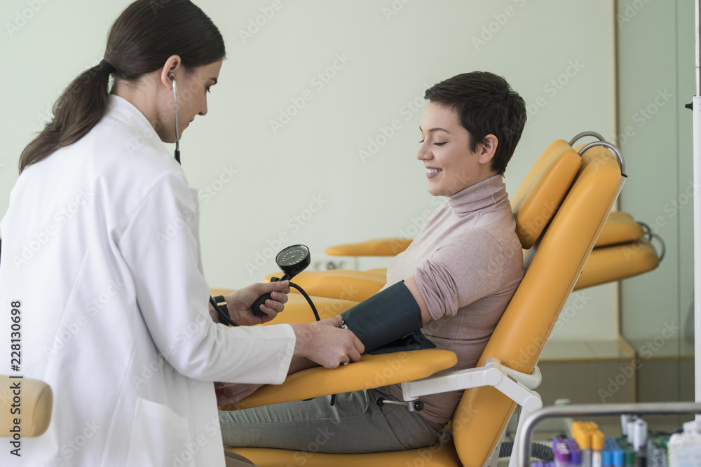 Obraz premium Doctor Measuring Blood Pressure
