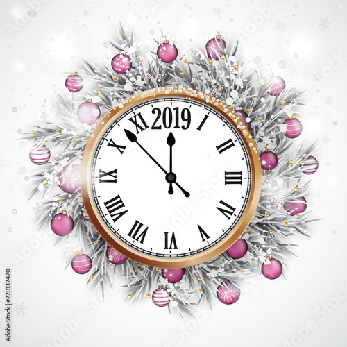 Eingeschneiter Adventskranz mit Uhr mit römischen Ziffern und der Jahreszahl 2019