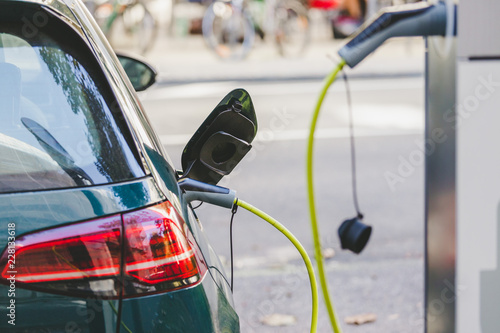 Obraz na plátně Elektroauto wird bei E-Ladestation aufgeladen