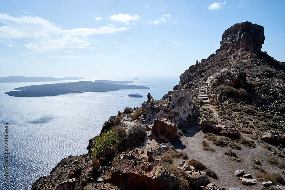 Schöner Ausblick auf eine Vulkaninsel im Meer in Griechenland Santorini